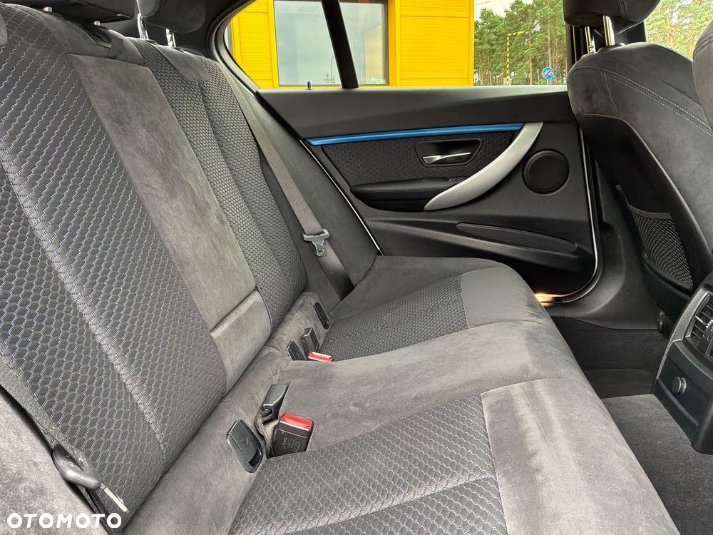 BMW Seria 3 320i M Sport - 34