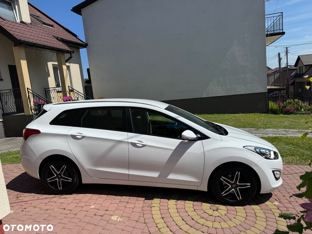 Hyundai i30 ver-blue-kombi-1-4-classic-navigation - 6