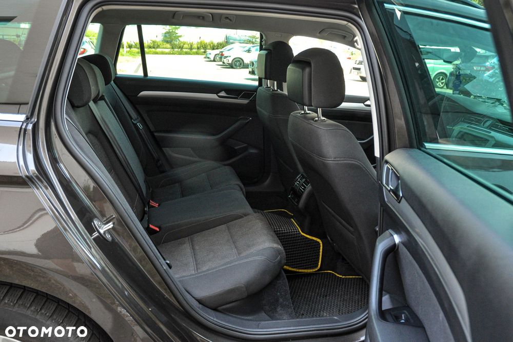 Volkswagen Passat - 12