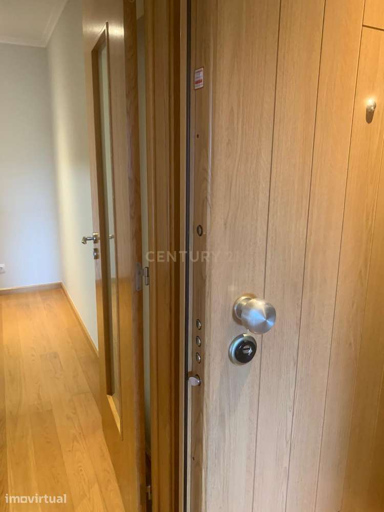 Simpático apartamento T-2 no centro da Urbanização Colinas do Cruzeiro - Grande imagem: 4/37