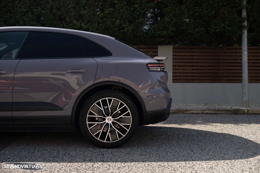 Porsche Macan Electric 4 - 6