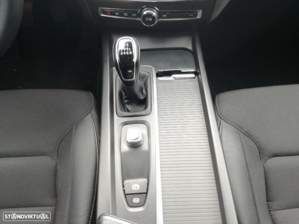 Volvo V60 2.0 D3 Momentum - 25