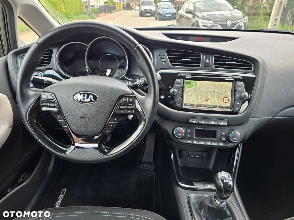 Kia Ceed 1.6 GDI Dream Team Edition - 11
