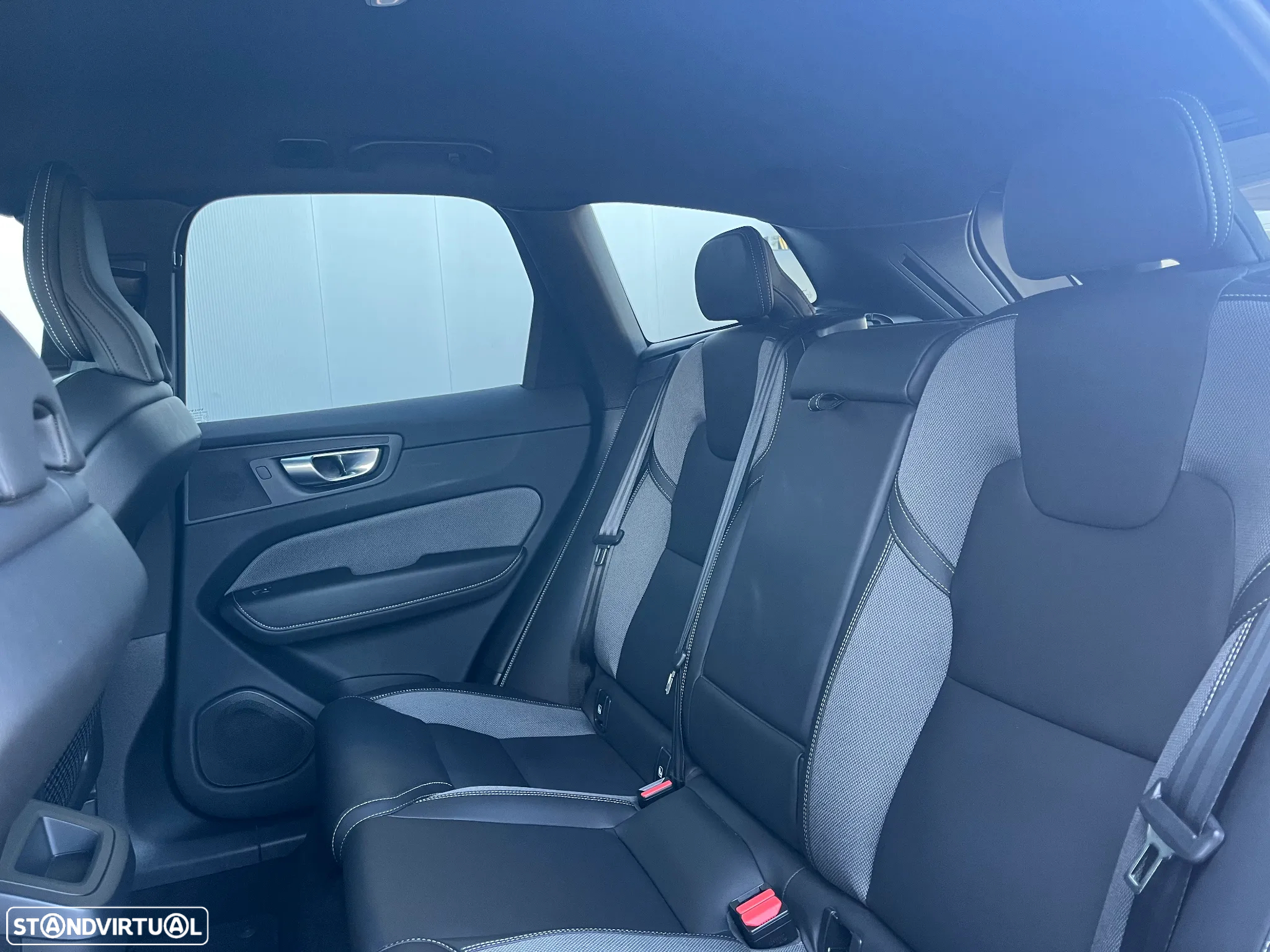 Volvo XC 60 2.0 B4 Plus Dark - 14