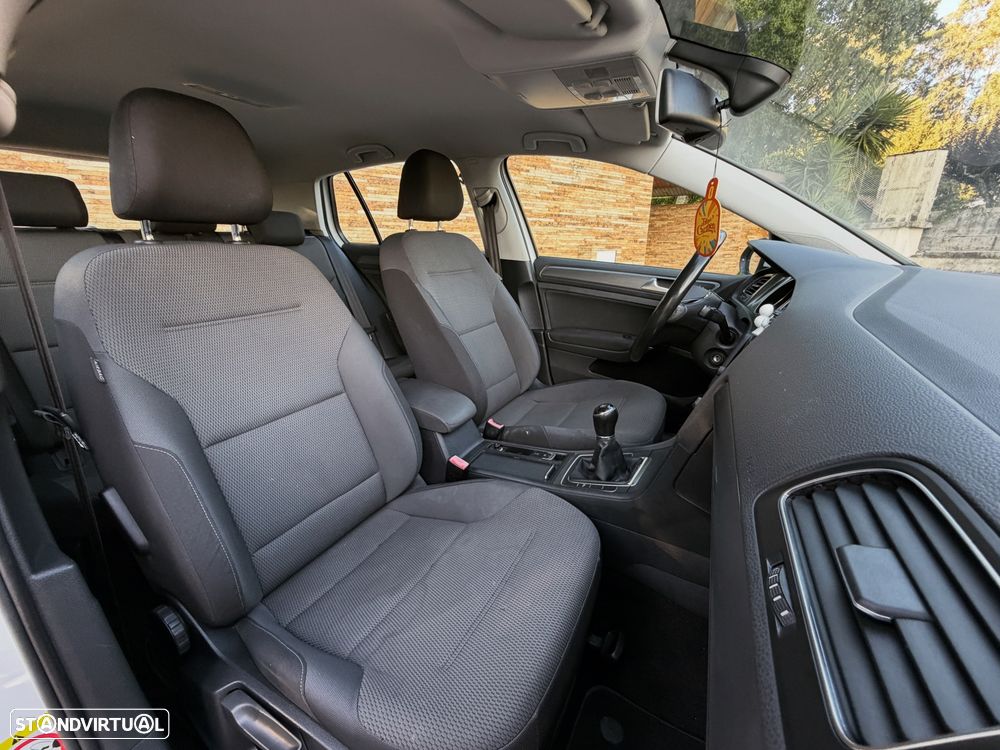 VW Golf 1.6 TDi DPF Highline - 9