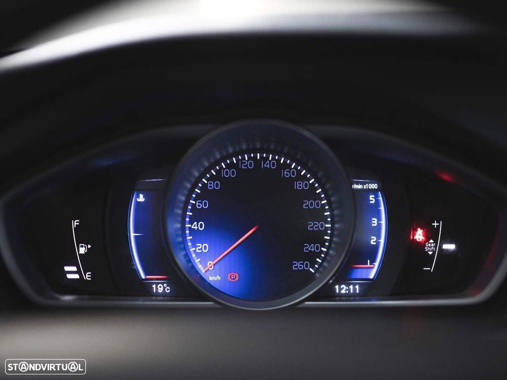 Volvo V40 2.0 D3 R-Design - 18