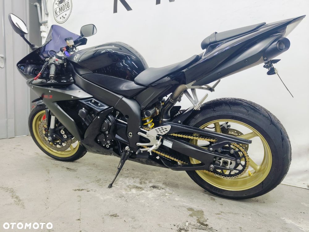 Yamaha R1 - 25
