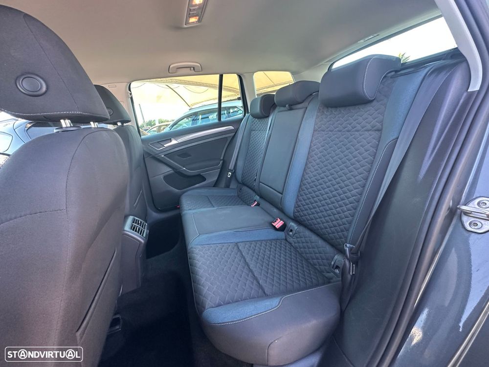 VW Golf Variant 1.6 TDi SCR IQ.DRIVE - 23