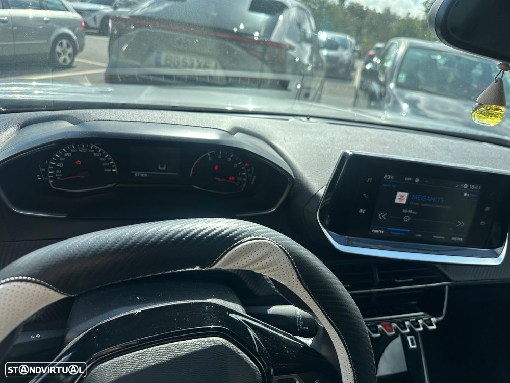 Peugeot 2008 1.2 PureTech Allure - 4