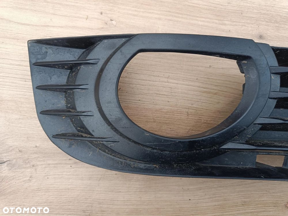 AUDI A8 D3 LIFT KRATKA ZDERZAKA PRAWA 4E0807682AD - 2