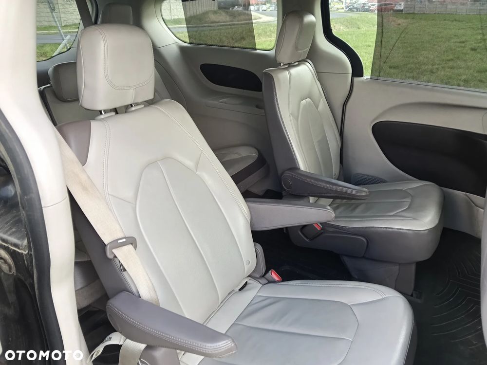 Chrysler Pacifica - 16