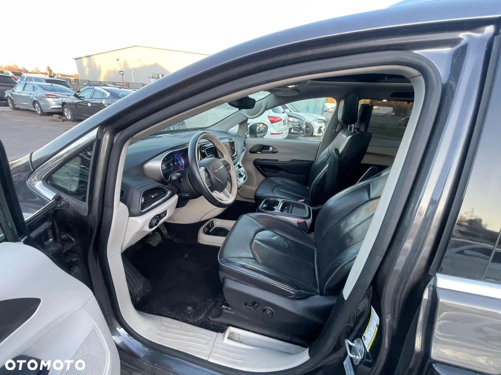 Chrysler Pacifica - 17