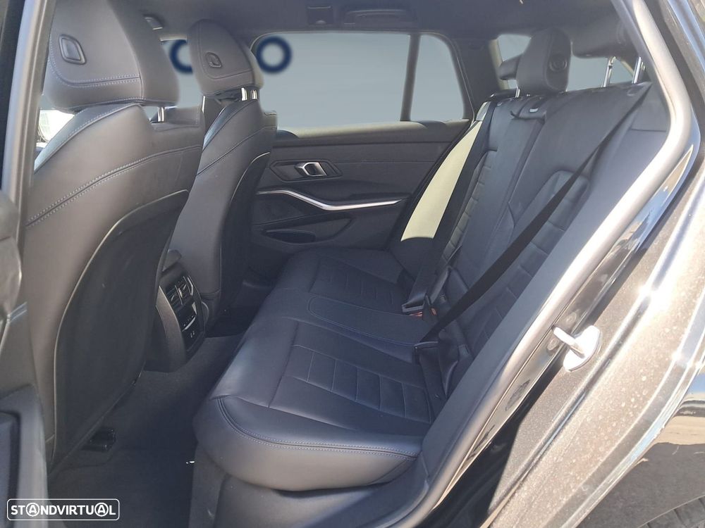 BMW 320 d Pack Desportivo M Auto - 14