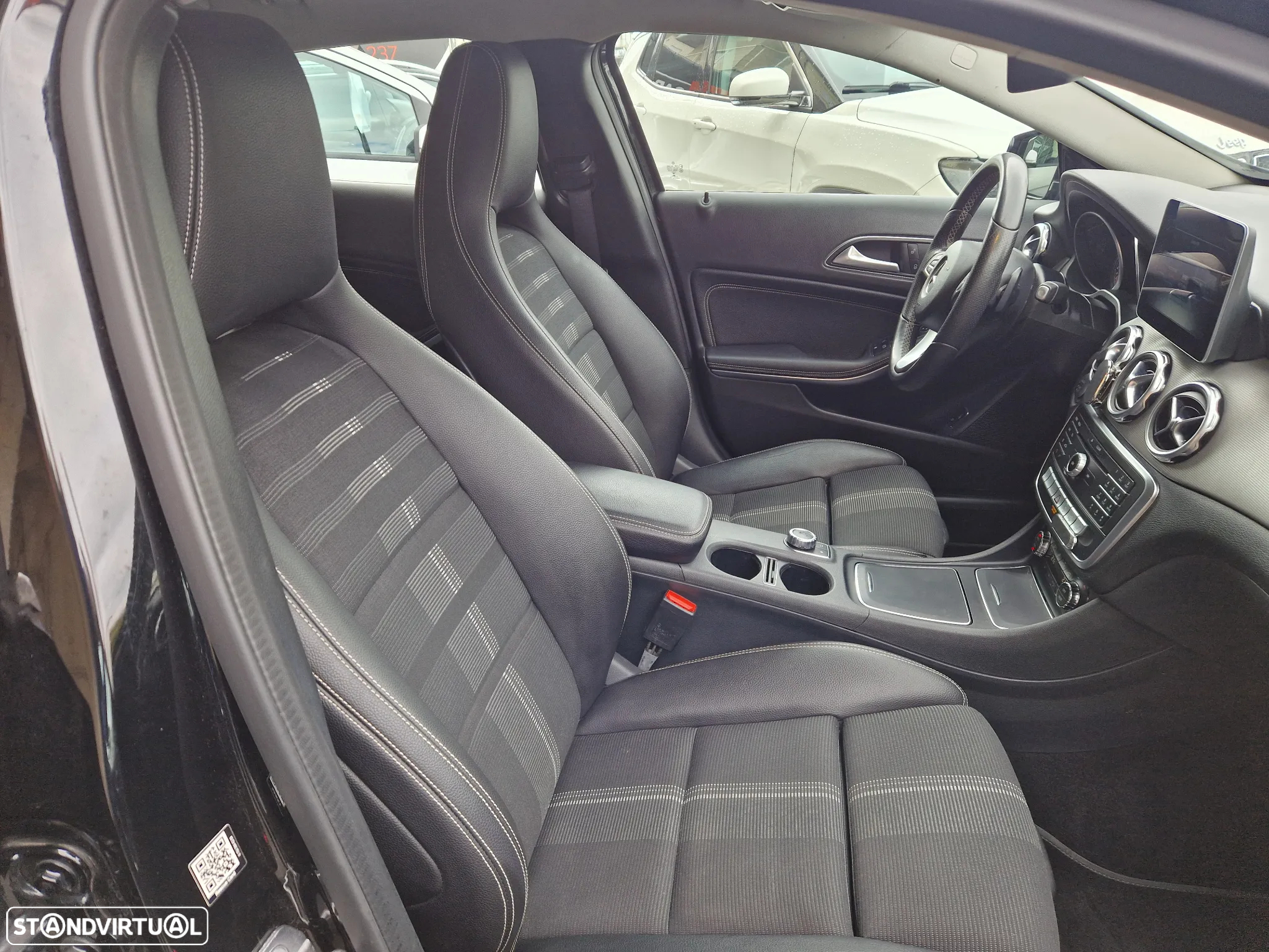 Mercedes-Benz GLA 180 7G-DCT Urban - 12