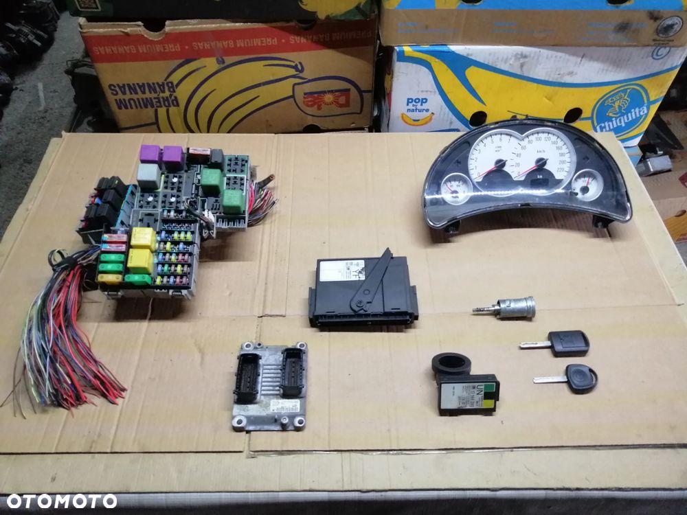 Opel Corsa C 1.0 12V Z10XEP Climatronic zestaw startowy komputer 0261208393 stacyjka 2 klucze immo moduł komfortu i inne