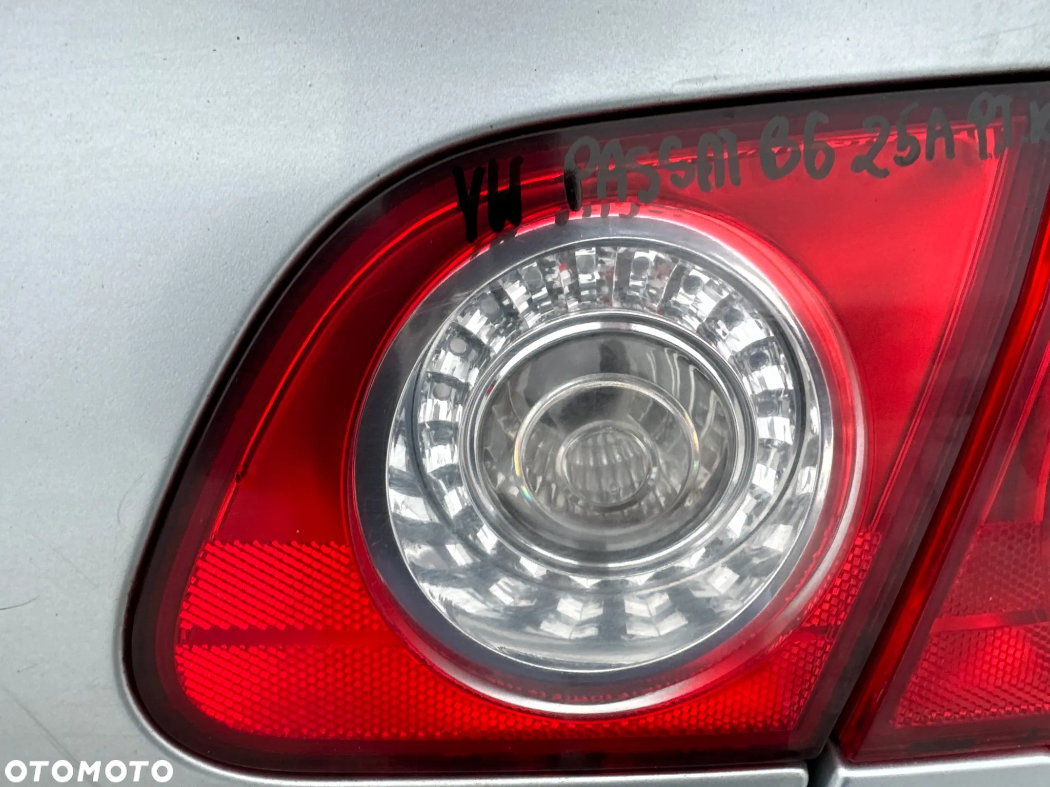 VW PASSAT B6 LAMPA PRAWY TYŁ PRAWA TYLNA Z KLAPY W KLAPĘ - 4