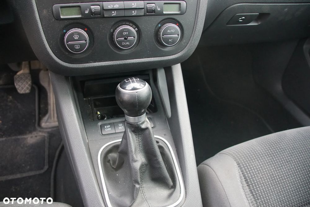 Auto na części - Volkswagen Golf V 1.6 MPI 102 KM BSE JHT LC9X 2008R Silnik Skrzynia Drzwi Zderzak Klapa Lampa Lusterko Klamka Szyba Deska Kokpit Sterownik Moduł Czujnik Licznik Panel Kierownica - 15