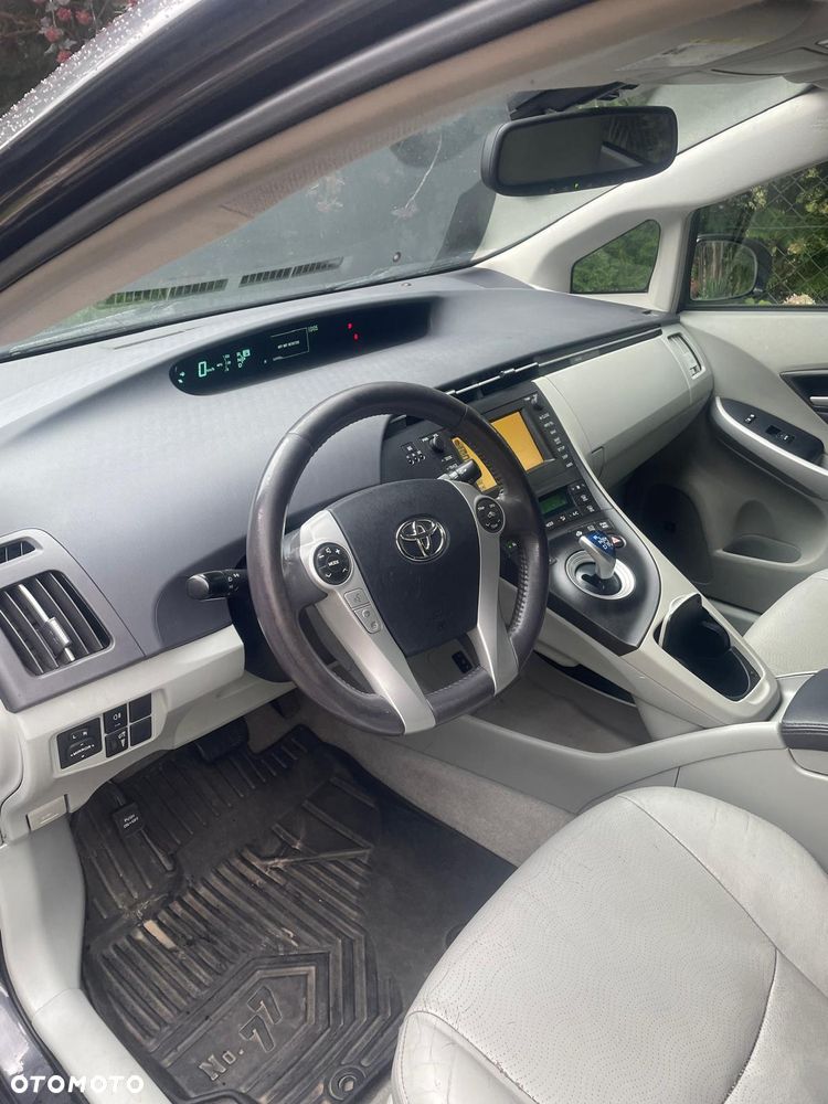 Toyota Prius (Hybrid) - 8