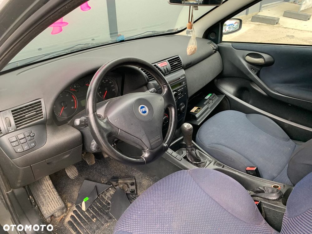 FIAT STILO 2005 *SAMOCHÓD NA CZĘŚCI* 2523 MASKA, LAMPA, DRZWI, LUSTERKO, ZDERZAK, GRILL, BŁOTNIK, KLAPA, BELKA, DESKA, FOTELE, KANAPA, ĆWIARTKA, KIEROWNICA, TARCZE, ZACISKI, ZAWIESZENIE, KOMPLETNY PRZÓD, KOMPLETNY TYŁ, LICZNIK, ZEGARY, PRAWE LEWE PRZÓD TYŁ - 5