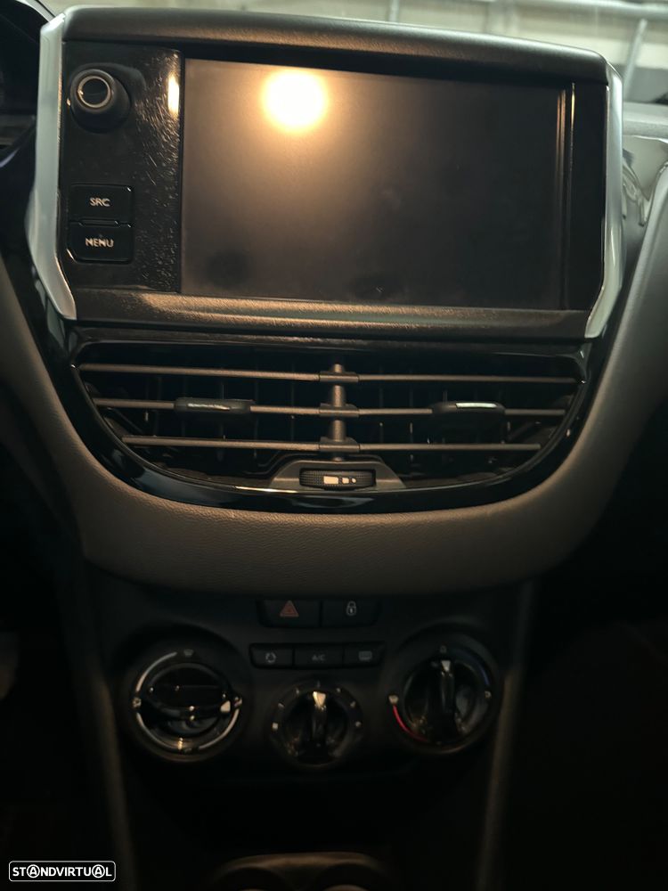 Peugeot 208 - 18