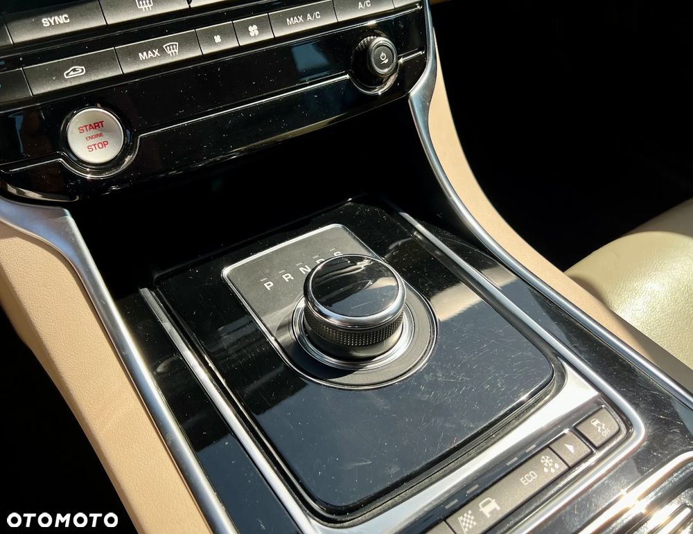 Jaguar XE 2.0 P250 R-Dynamic HSE - 10