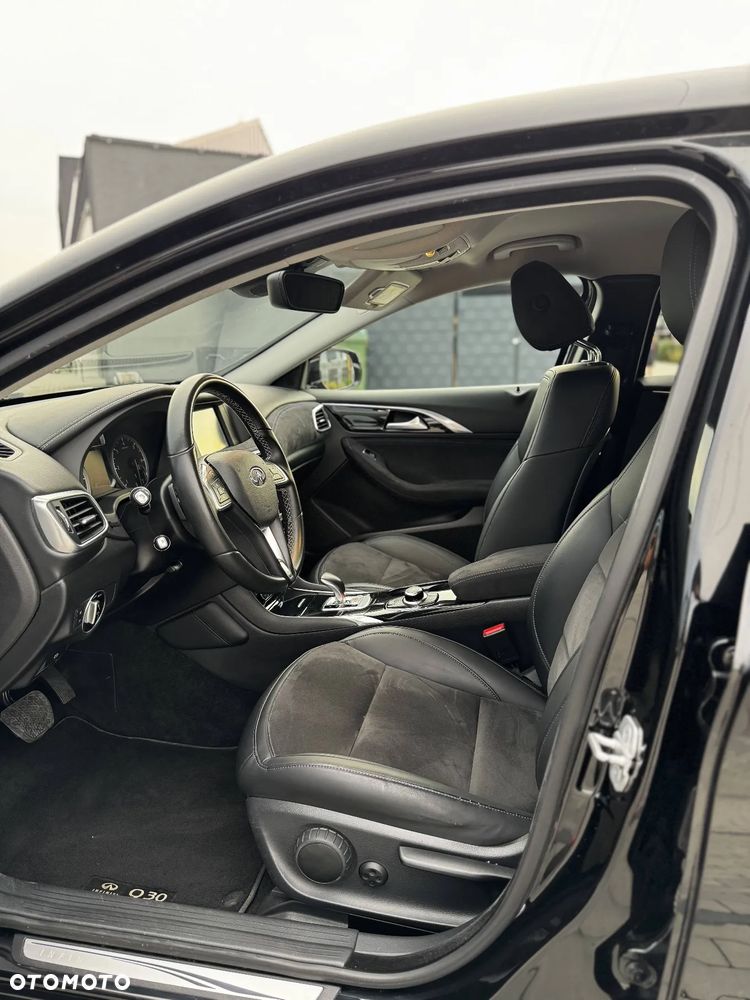 Infiniti Q30 2.2d City Black Edition AWD 7DCT - 17