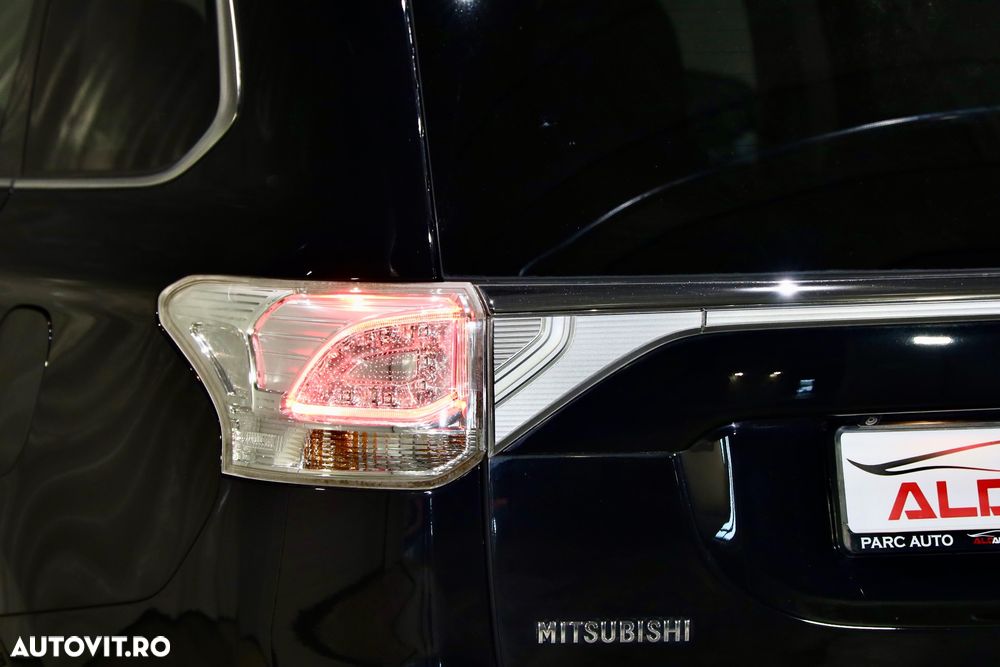 Mitsubishi Outlander 2.0 4WD Plug-In Hybrid - 35