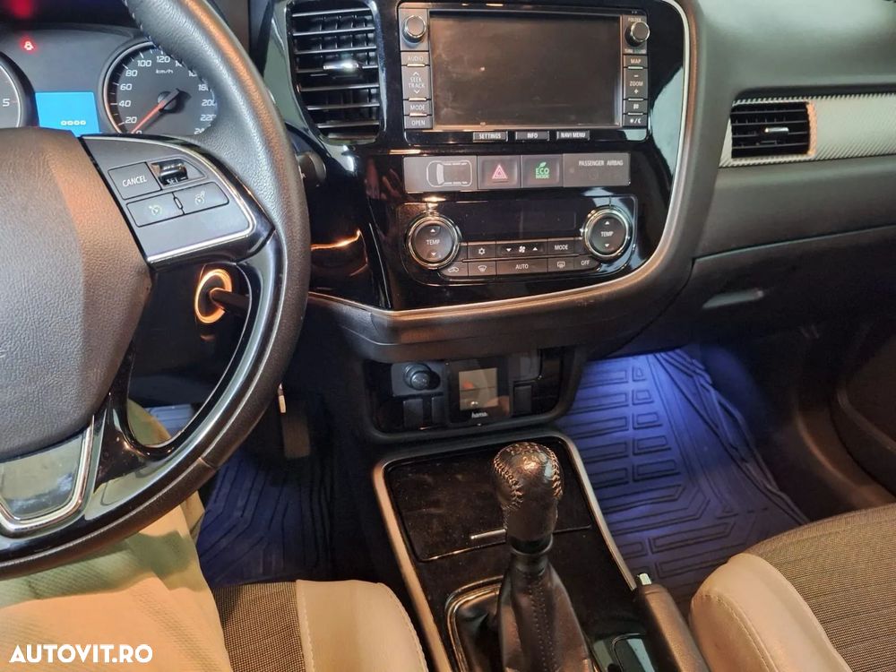 Mitsubishi Outlander 2.2 Litre DI-D AWD Invite+ - 6