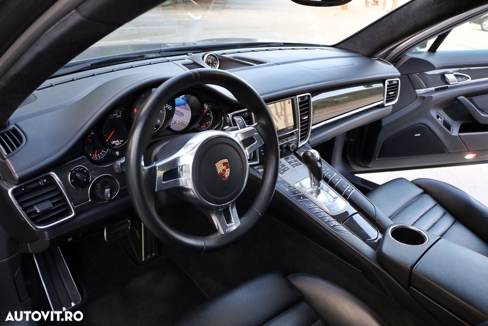Porsche Panamera 4.8 PDK GTS - 17