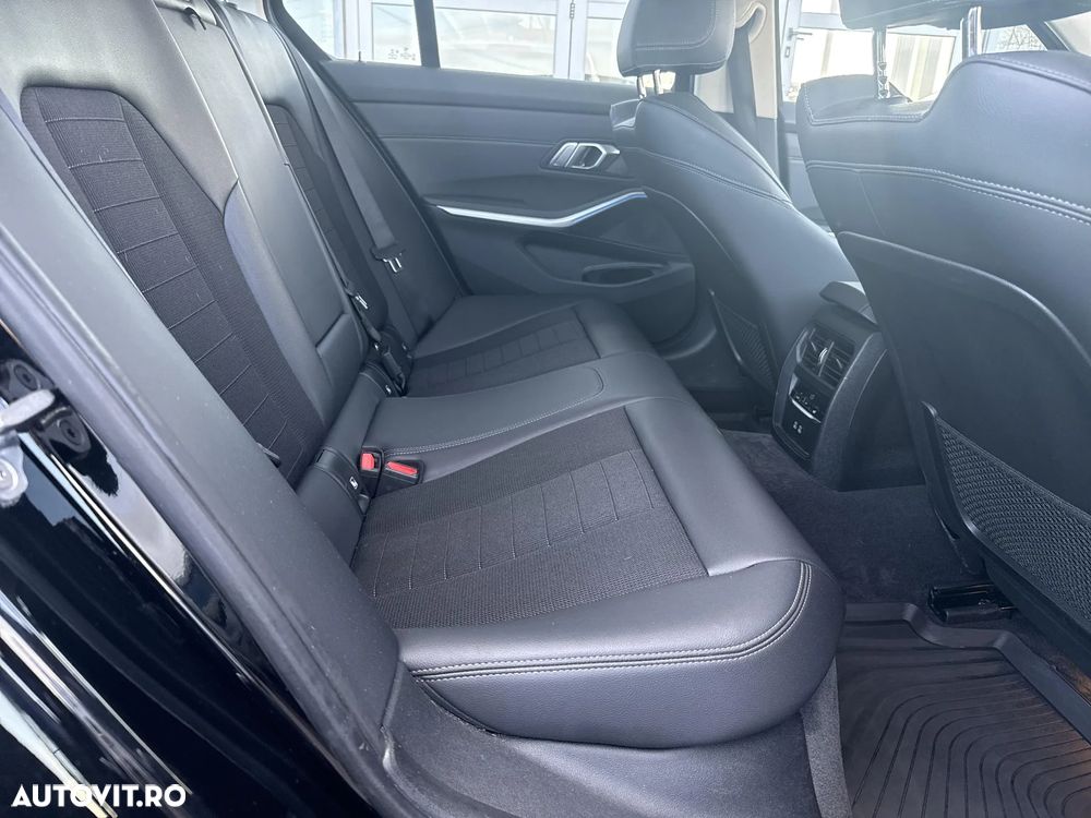 BMW Seria 3 330e Aut. Sport Line - 24