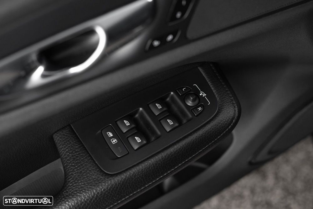 Volvo V60 2.0 B4 Momentum Geartronic - 34