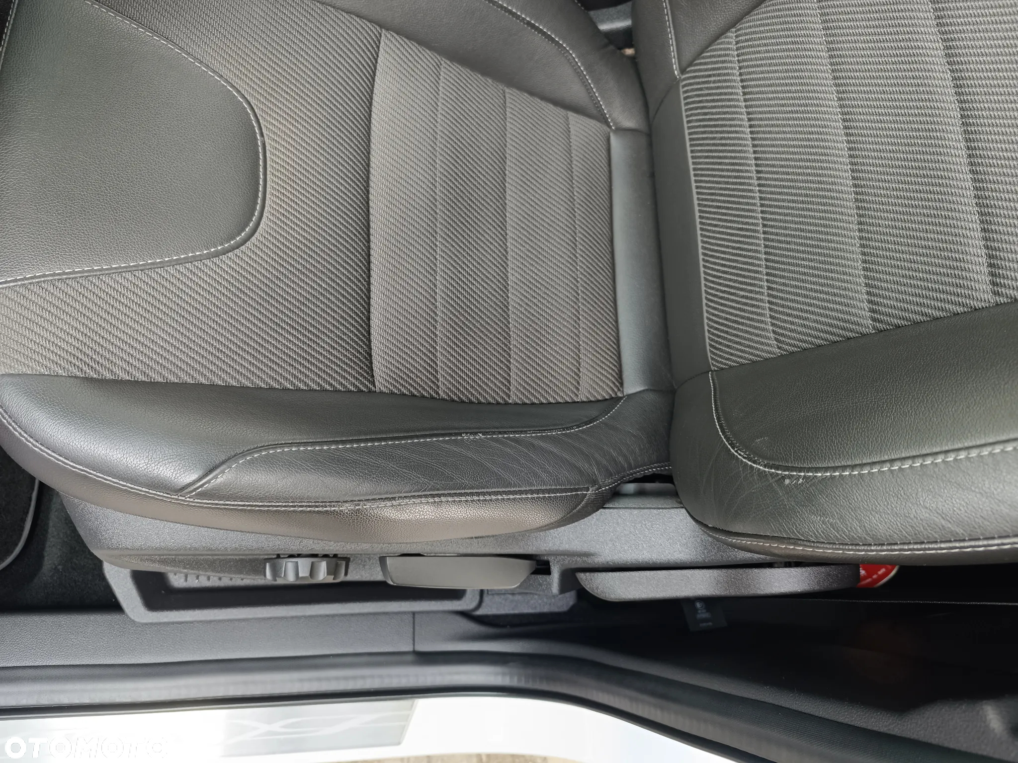 Ford Kuga 2.0 TDCi 2x4 Titanium - 25