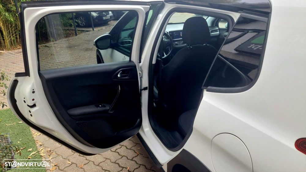 Peugeot 2008 1.2 PureTech Signature - 12