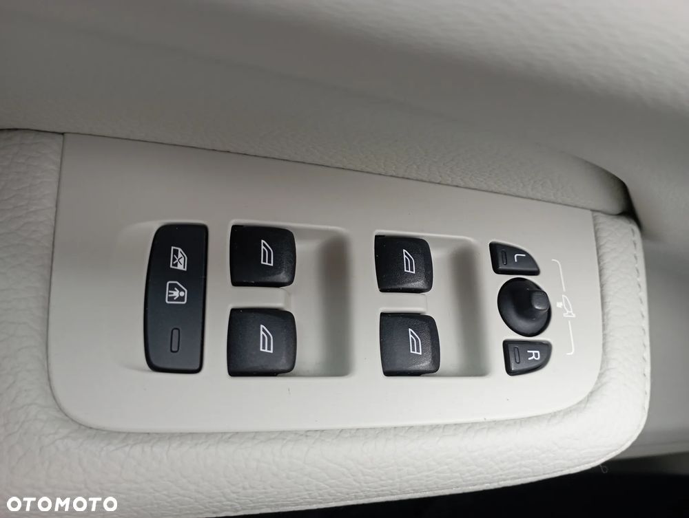 Volvo V60 D4 Momentum Pro - 26