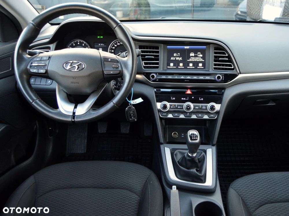 Hyundai Elantra 1.6 Comfort - 8