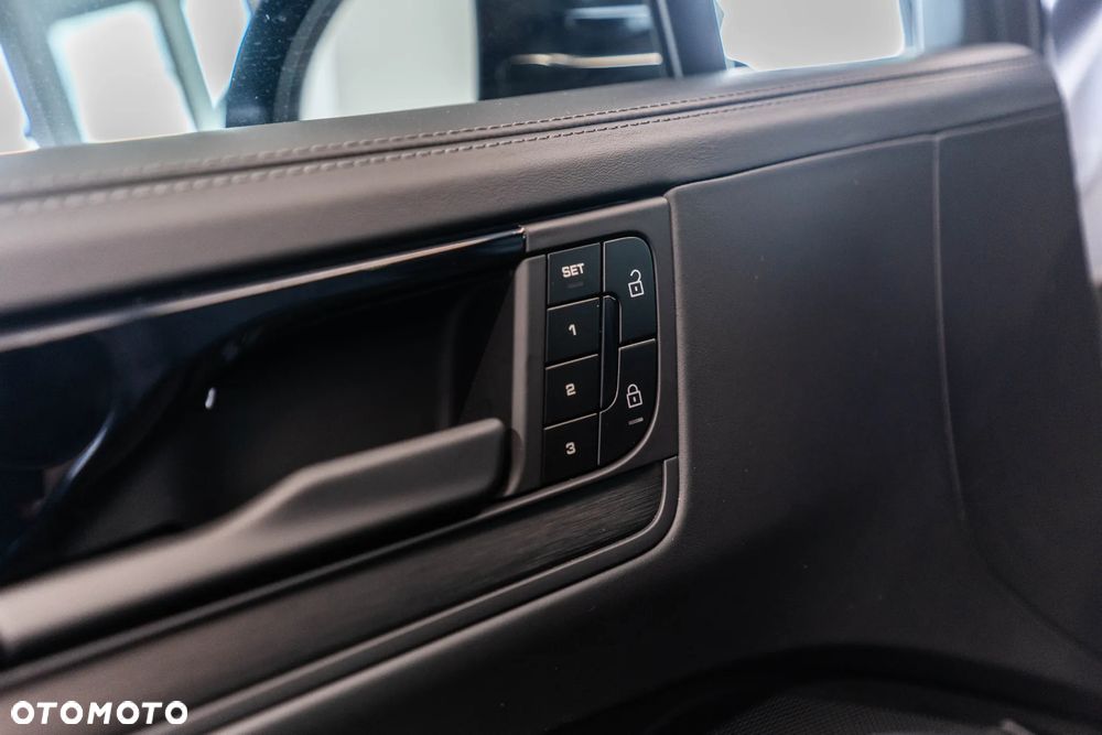 Porsche Cayenne E-Hybrid PHEV Black Edition - 24