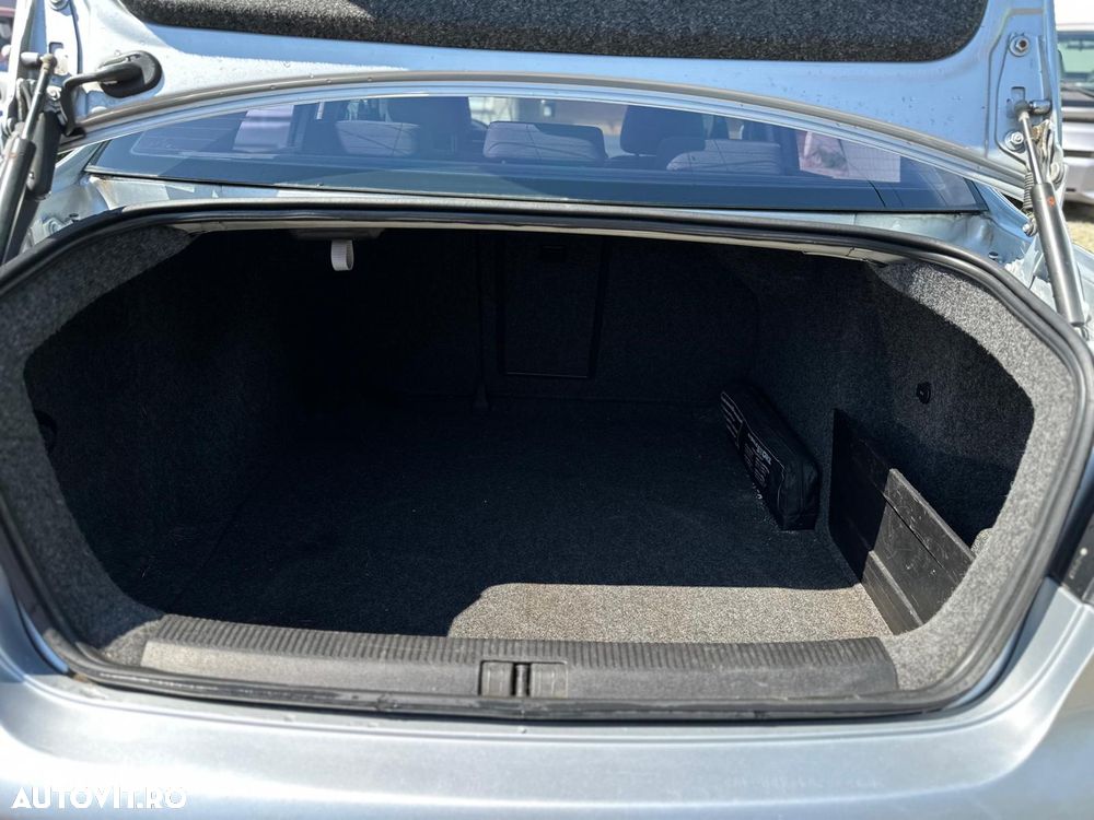 Volkswagen Jetta 1.9 TDI Comfortline - 28