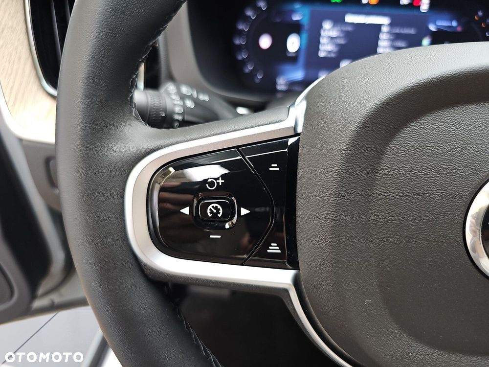 Volvo XC 60 B5 B AWD Plus Dark - 20