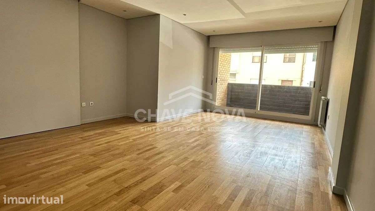 Apartamento T2 C/ Lugar de Garagem e Arrumos no Porto (Monte Burgos) - Grande imagem: 4/27
