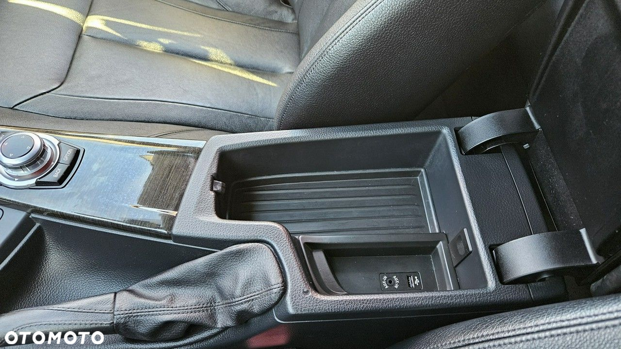 BMW Seria 3 320d Touring Luxury Line - 33