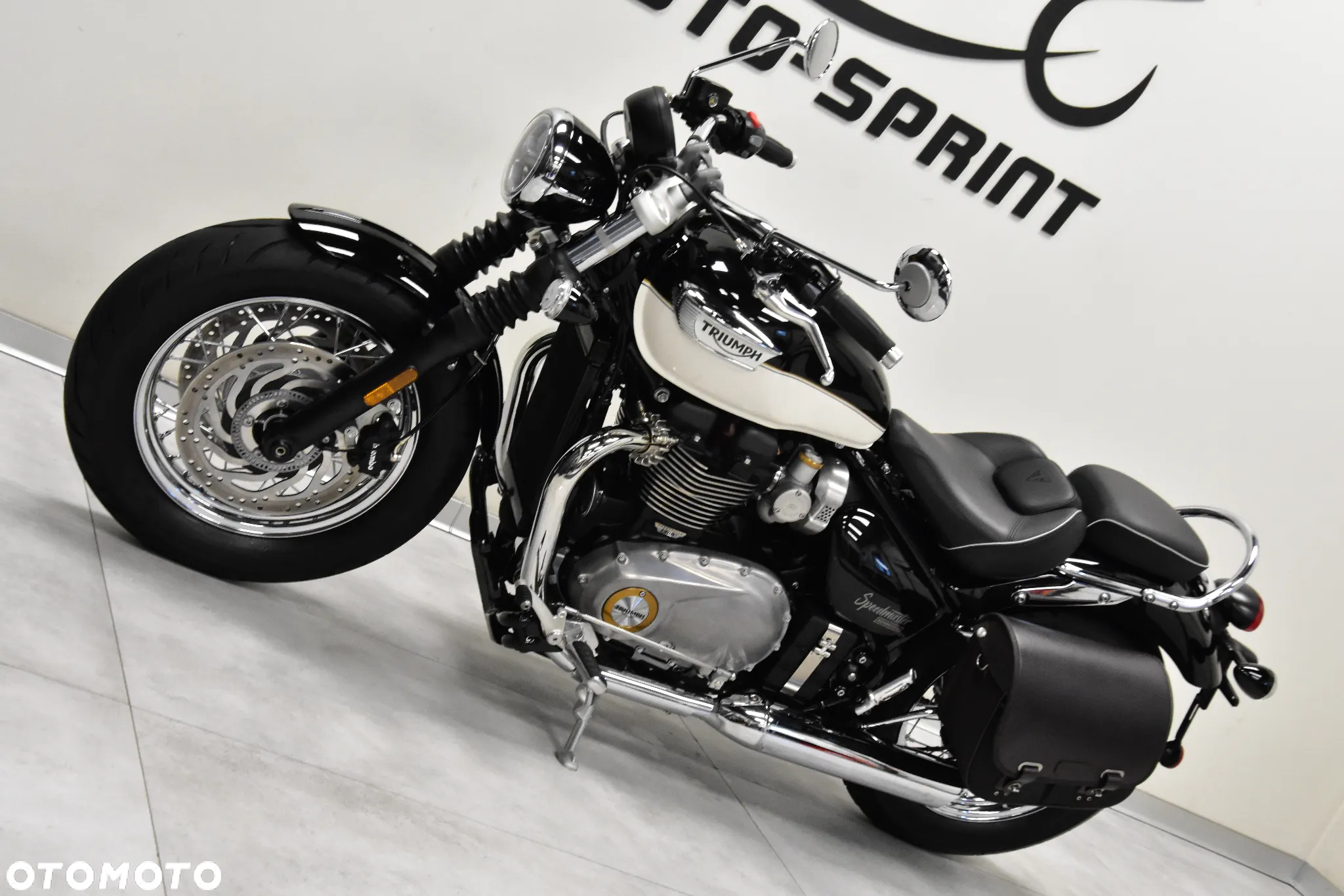 Triumph Bonneville - 8