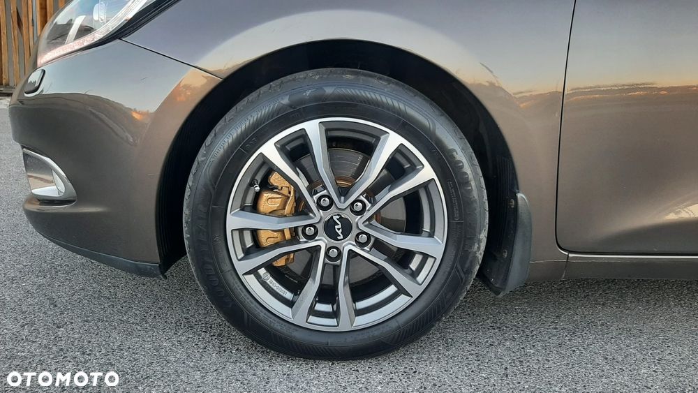 Kia Ceed 1.6 GDI Dream Team Edition - 34