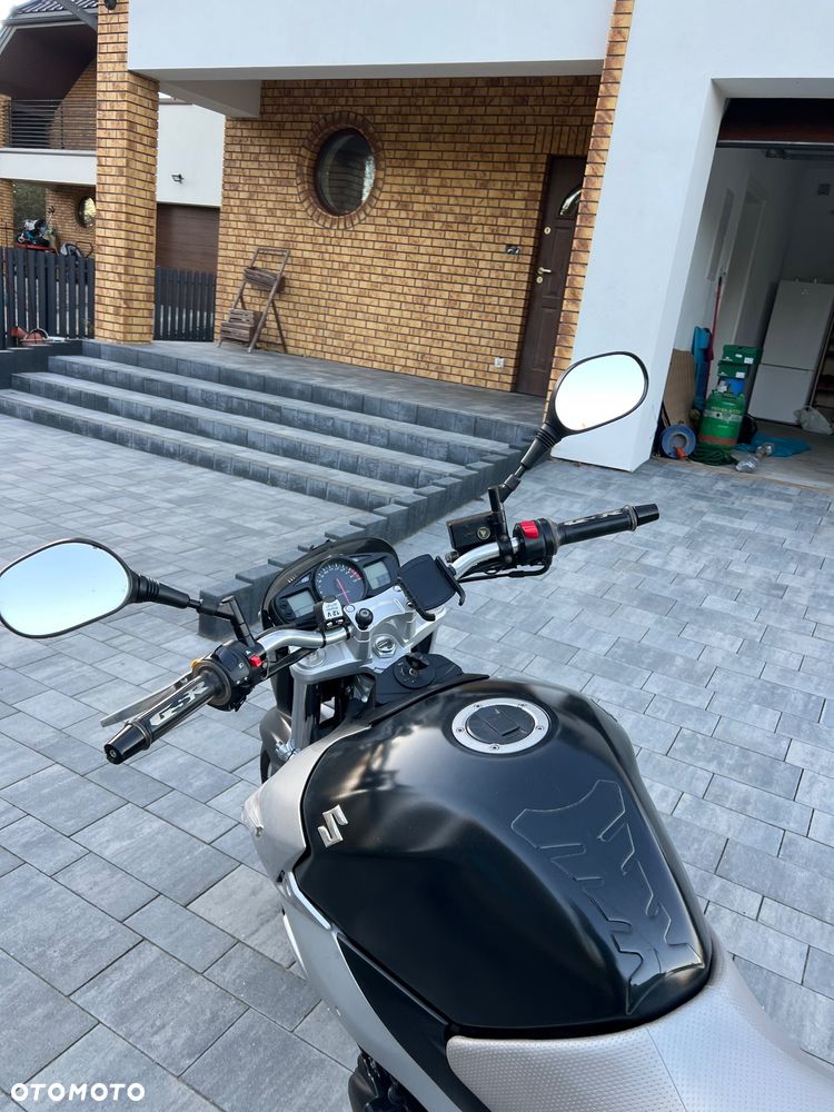 Suzuki GSR - 9