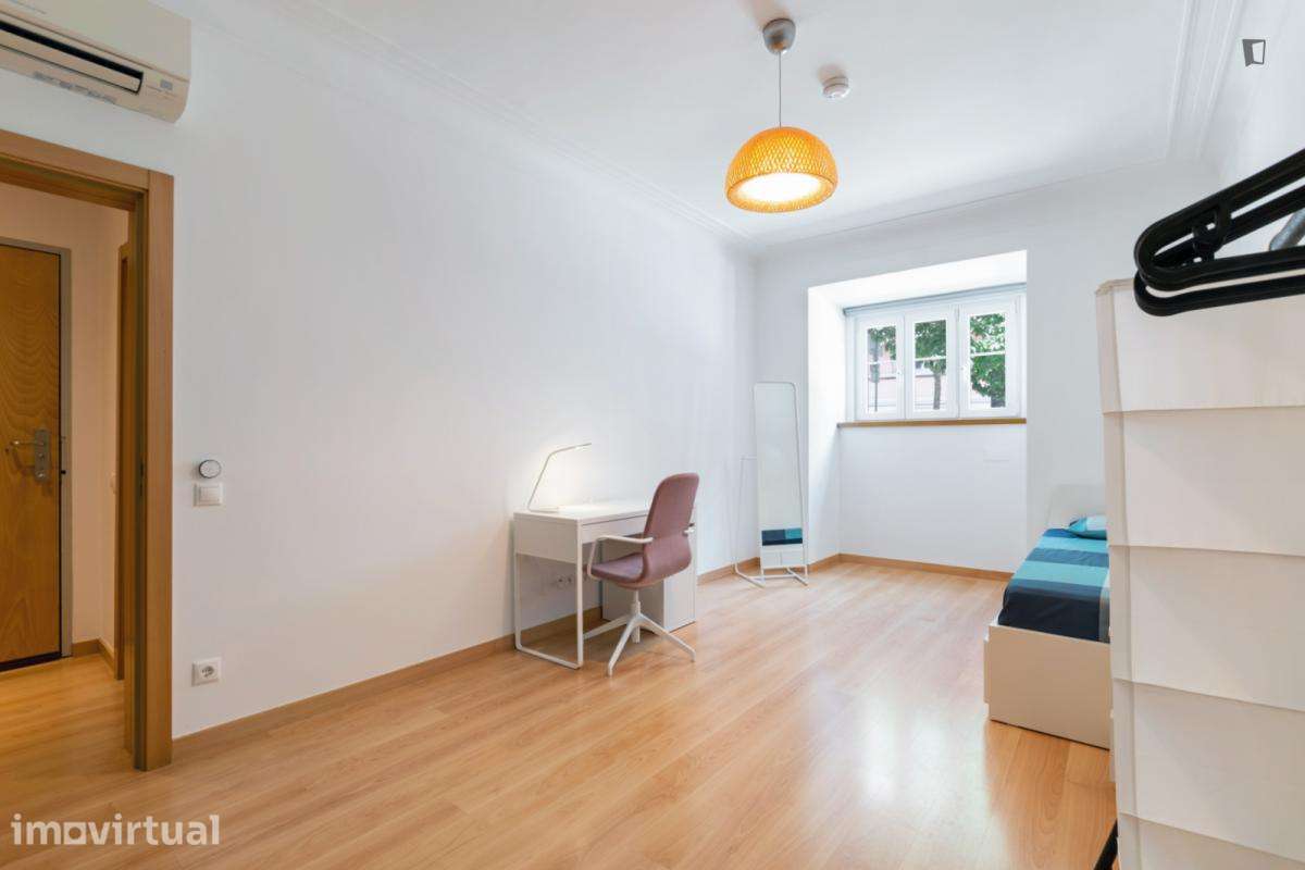 Quarto - localizado em São Sebastião Lisbon - Grande imagem: 5/21