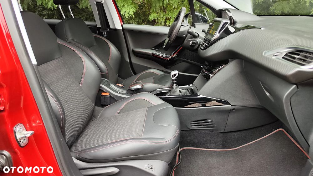 Peugeot 2008 1.2 PureTech GT Line S&S - 32