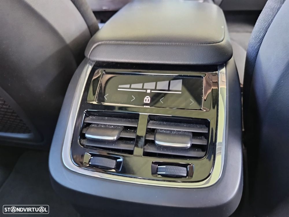 Volvo XC 60 2.0 B4 Momentum Plus Geartronic - 40