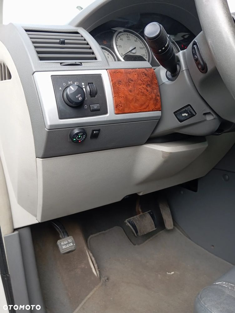 Chrysler Town & Country - 11