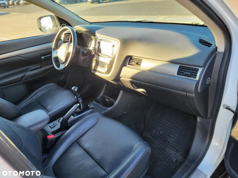 Mitsubishi Outlander 2.2 DID Instyle Navi - 13