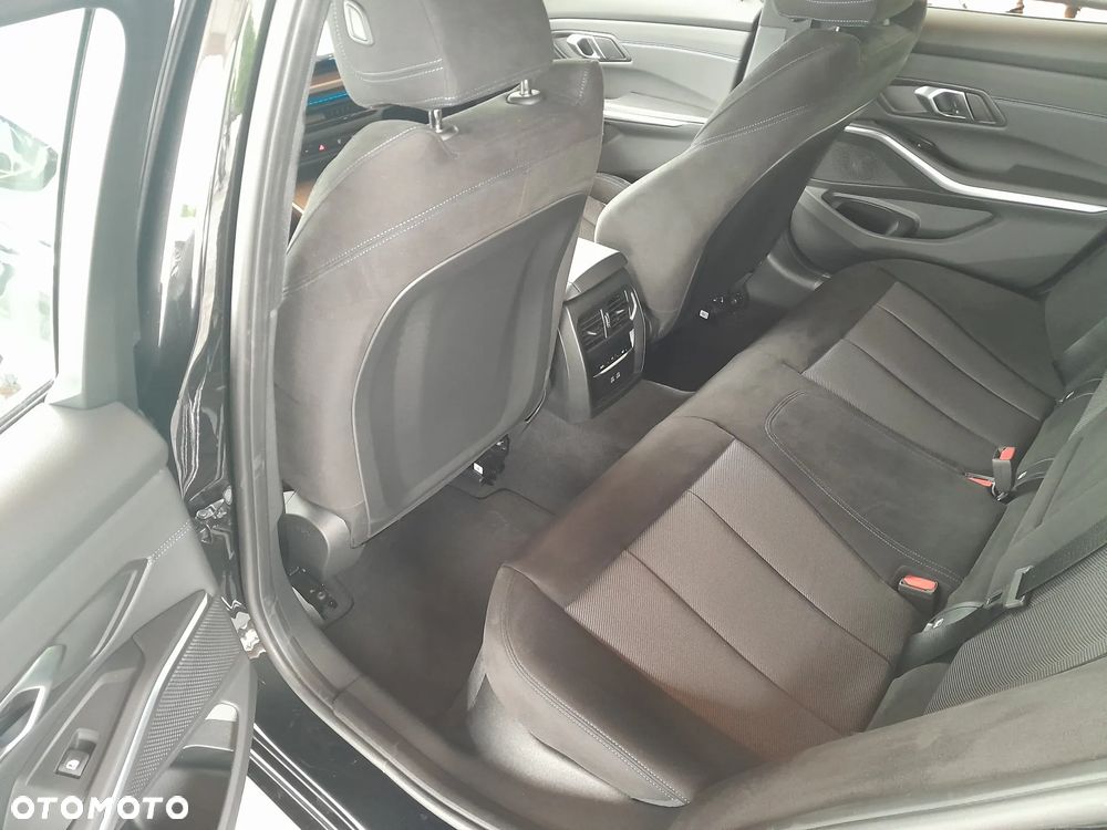 BMW Seria 3 330i xDrive M Sport - 13
