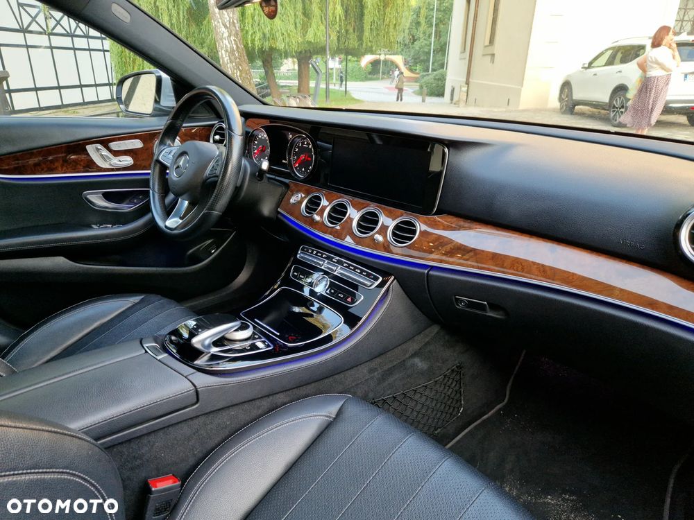 Mercedes-Benz Klasa E 300 9G-TRONIC - 9